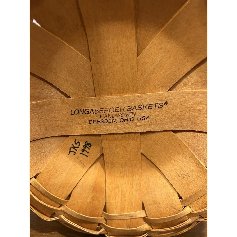 Vintage 1998 Med round Longaberger basket w/ leather handles 9.5
